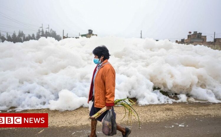  Foul-smelling foam clogs up Colombian town of Mosquera
