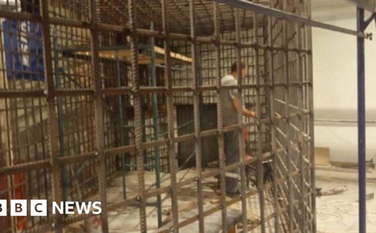  Ukraine war: Alarm over reports Ukrainian POWs face trial in cages