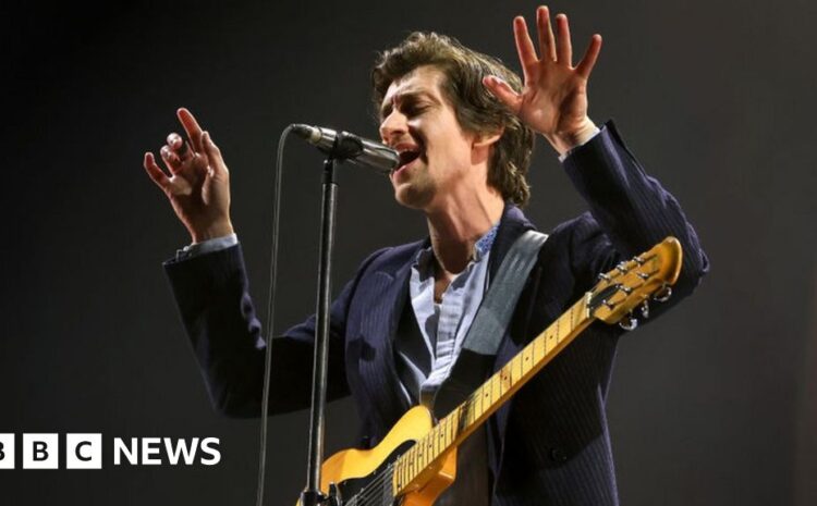  Leeds Festival: Arctic Monkeys close Leeds with huge singalong on UK return