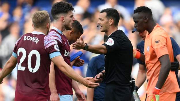  Does Premier League have a problem using VAR after day of controversy?