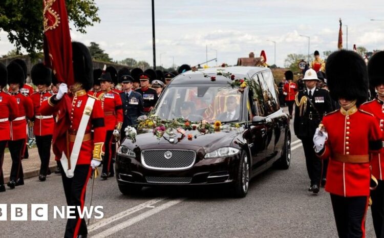  Queen's procession reaches Windsor's Long Walk