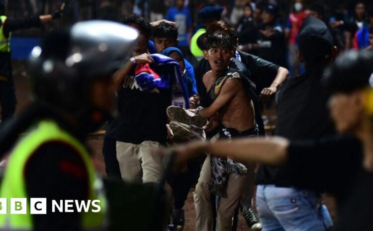  Indonesia: More than 120 dead in football stampede