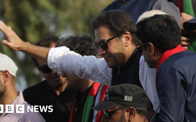  Imran Khan: Pakistan ex-prime minister wounded at protest march