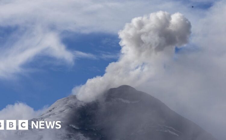  Cotopaxi: Plume of gas rises from Ecuador volcano