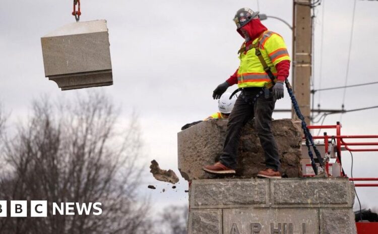  Former seat of Confederacy takes down last monument