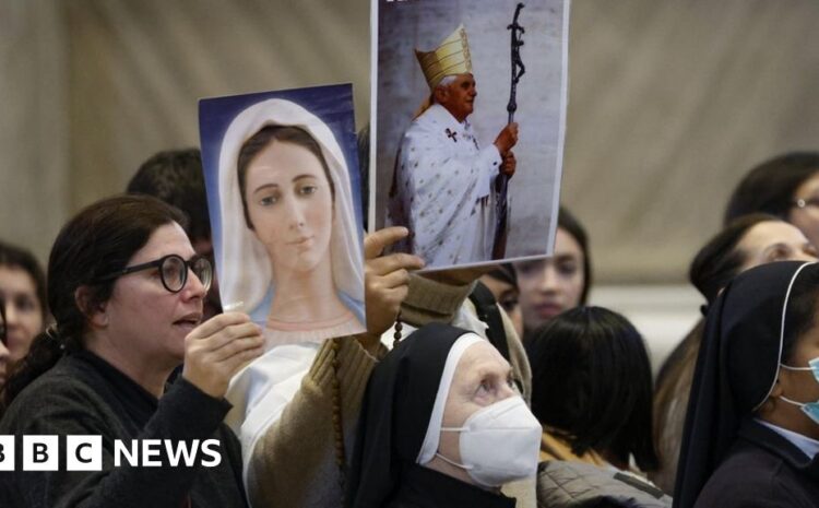  Pope Benedict XVI: Around 200,000 attend lying in state