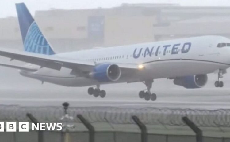  Planes struggle to land at Heathrow Airport due to high winds