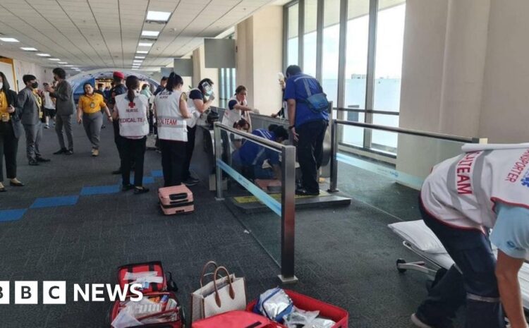  Thailand: Rescuers amputate leg of woman stuck in travelator