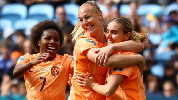  Netherlands 2-0 South Africa: Jill Roord and Lineth Beerensteyn score in World Cup win