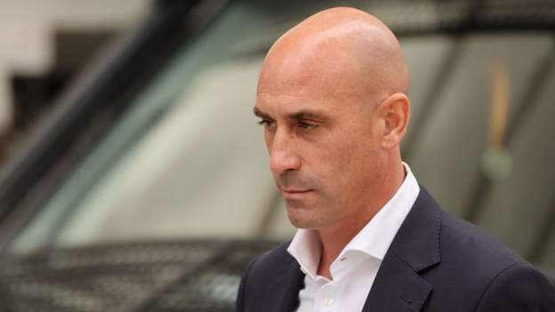  Luis Rubiales: Fifa committee considered tougher sanctions for banned former RFEF president