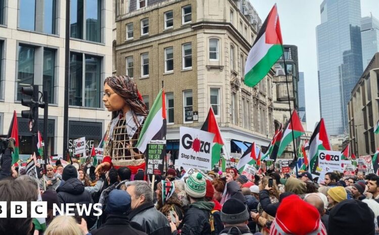  Thousands attend pro-Palestinian march in London