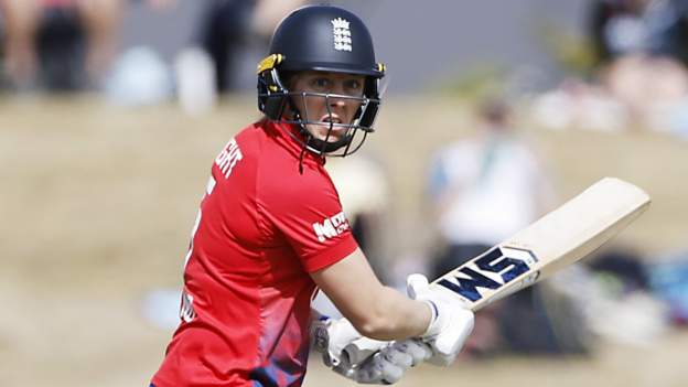  New Zealand v England: Heather Knight’s half-century helps tourists to 2-0 T20 series lead