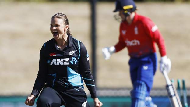  New Zealand v England: Tourists collapse to hand White Ferns victory in third T20