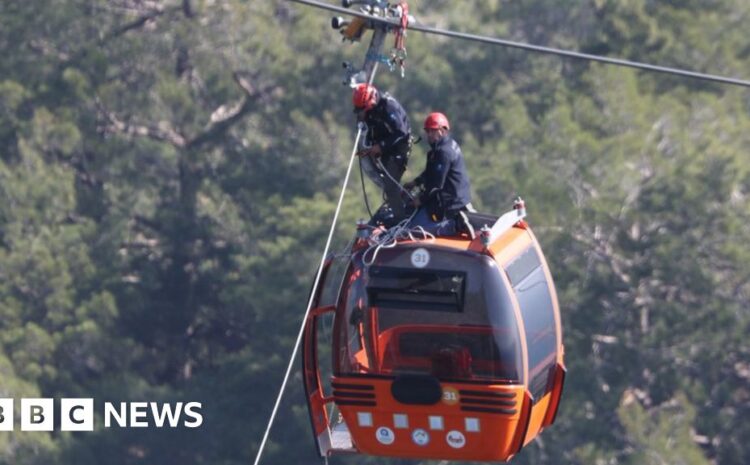  Dozens stranded after fatal Turkey cable car crash